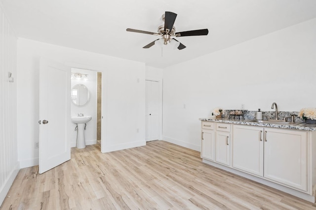 1022 N Carruth Ave, Fresno, CA 93728 - bar with a ceiling fan and light wood-style floors