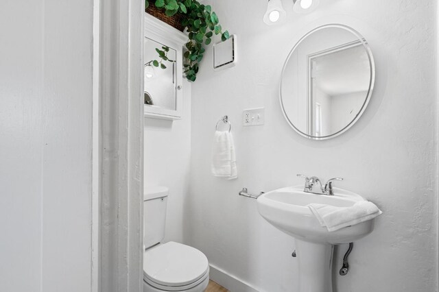 1022 N Carruth Ave, Fresno, CA 93728 - half bathroom featuring toilet and baseboards