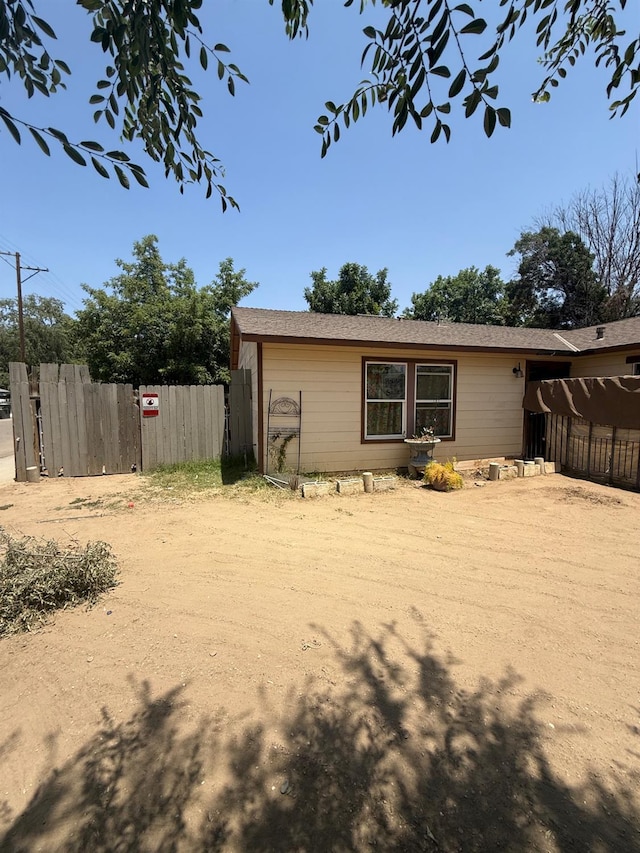 200 E Warren Ave, Bakersfield, CA 93308 - view of side of home