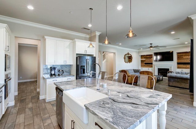 3211 Salem Ave, Clovis, CA 93619 - kitchen with appliances with stainless steel finishes, ceiling fan, open floor plan, wood tiled floors, and recessed lighting
