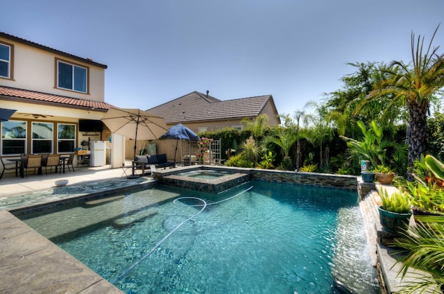 3211 Salem Ave, Clovis, CA 93619 - view of swimming pool with a ceiling fan, a patio area, a fenced backyard, an outdoor hangout area, and a pool with connected hot tub