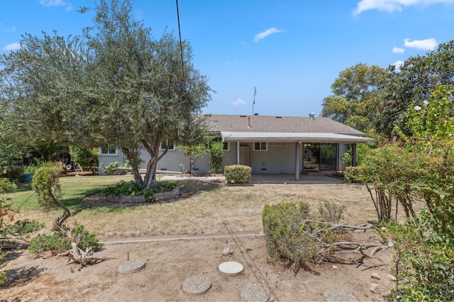 1432 E Holland Ave, Fresno, CA 93704 - view of front facade featuring a patio area and a front yard