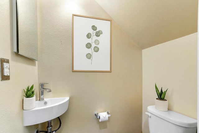 434 Blythewood Pl, Santa Rosa, CA 95407 - bathroom featuring vaulted ceiling and toilet