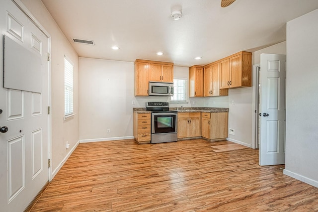 5578 E Perrin Rd, Clovis, CA 93619 - kitchen with stainless steel appliances, light wood-style floors, and recessed lighting