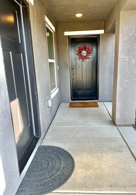 624 Suzanne Dr, Merced, CA 95348 - property entrance featuring stucco siding