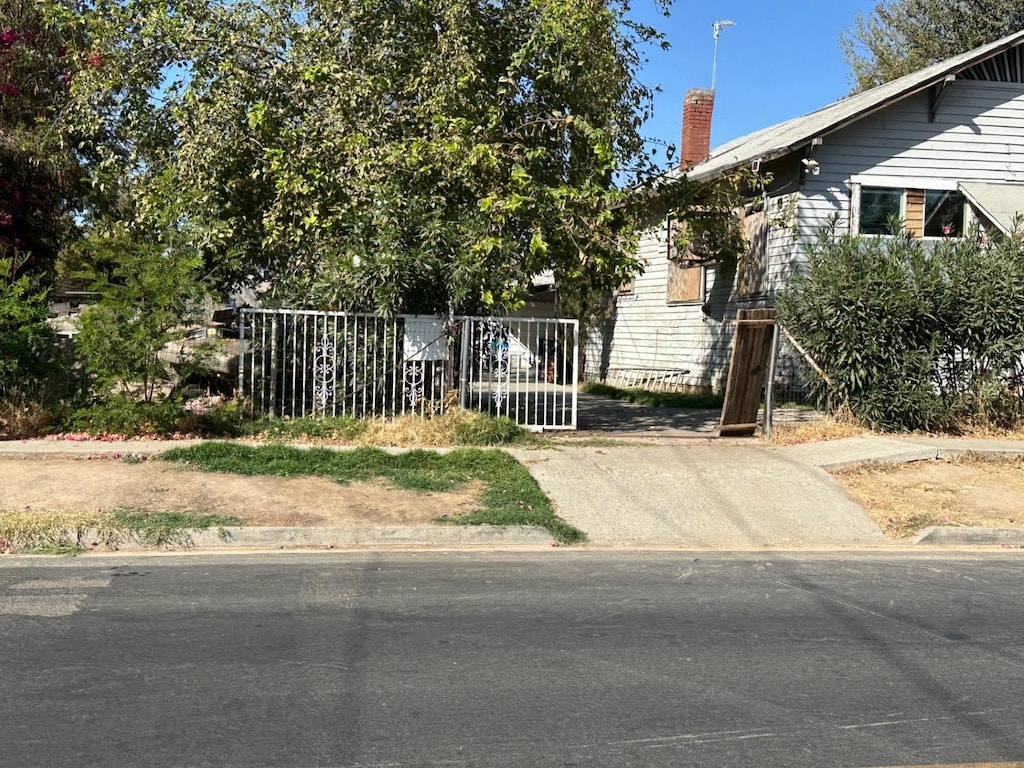 228 E Ivy Ave, Hanford, CA 93230 - view of front of house featuring a chimney
