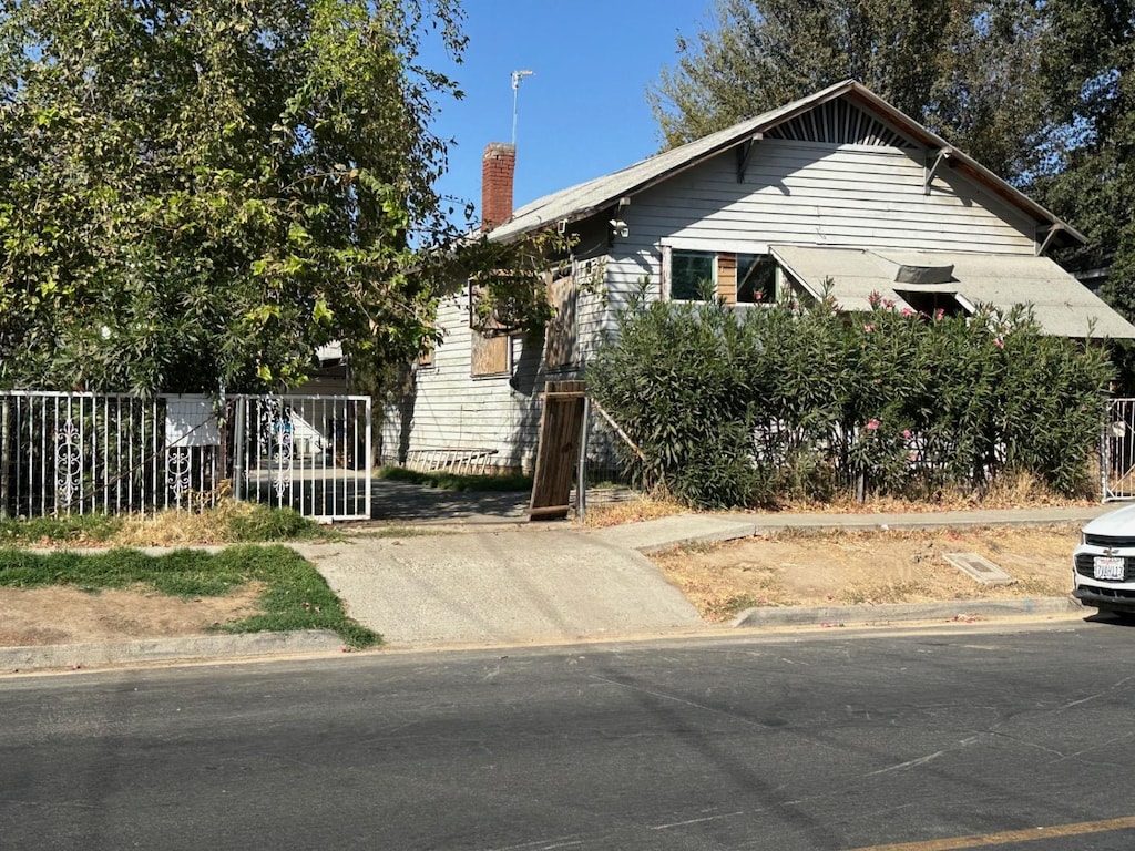 228 E Ivy Ave, Hanford, CA 93230 - view of front of property with a chimney