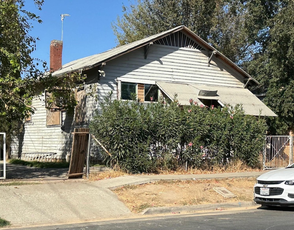 228 E Ivy Ave, Hanford, CA 93230 - view of front of house featuring a chimney