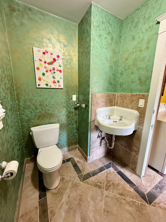 807 N Van Ness Ave, Fresno, CA 93728 - half bathroom featuring a sink and toilet