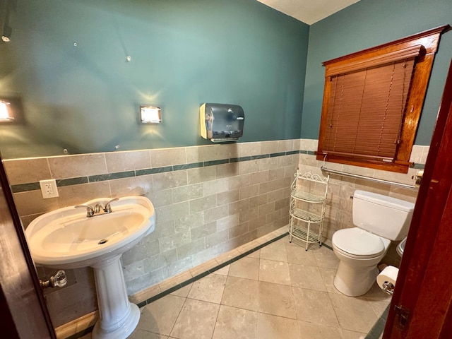 807 N Van Ness Ave, Fresno, CA 93728 - half bath featuring tile walls, tile patterned flooring, and a wainscoted wall