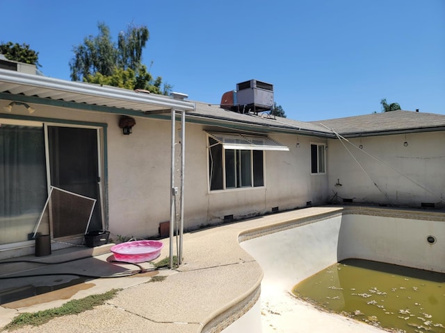 1621 W Holland Ave, Fresno, CA 93705 - rear view of house with crawl space, a patio area, and an empty pool