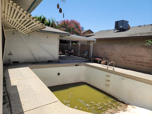 1621 W Holland Ave, Fresno, CA 93705 - view of swimming pool