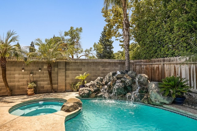 7507 N Constance Ave, Fresno, CA 93722 - view of pool featuring a pool with connected hot tub