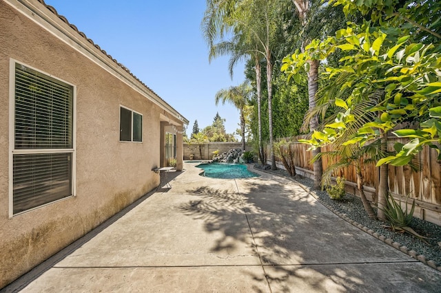 7507 N Constance Ave, Fresno, CA 93722 - fenced backyard featuring a patio