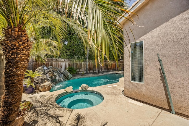 7507 N Constance Ave, Fresno, CA 93722 - view of swimming pool featuring a pool with connected hot tub, a fenced backyard, and a patio