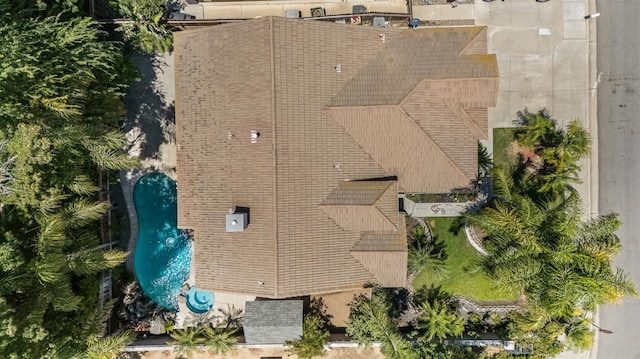 7507 N Constance Ave, Fresno, CA 93722 - view from above of property featuring a pool area