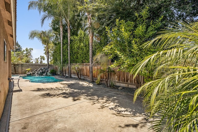 7507 N Constance Ave, Fresno, CA 93722 - fenced backyard featuring a patio
