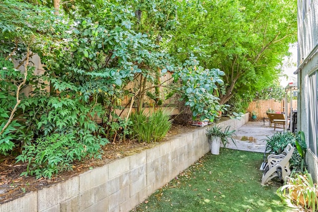 9544 N Whitehouse Dr, Fresno, CA 93720 - view of yard featuring a patio area