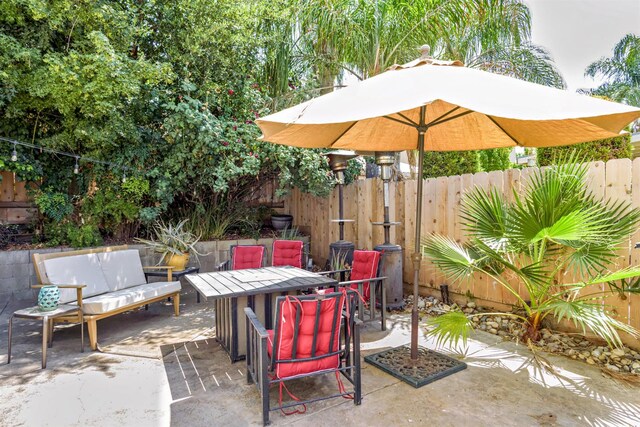 9544 N Whitehouse Dr, Fresno, CA 93720 - fenced backyard with a patio and outdoor dining area