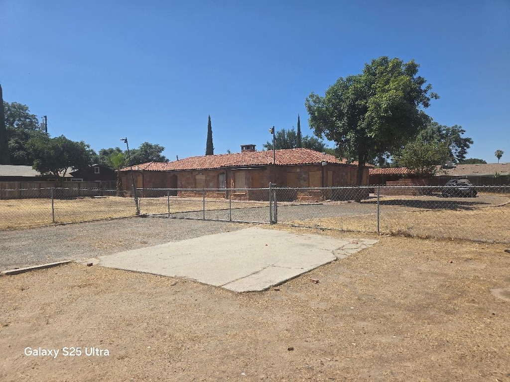 4933 E Tulare Ave, Fresno, CA 93727 - view of yard