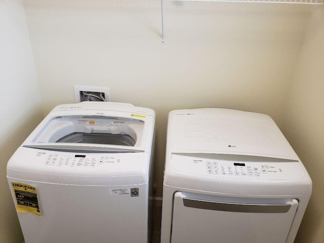 3869 Griffith Ave, Clovis, CA 93619 - laundry room featuring washer and dryer