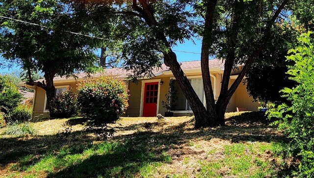 40885 Elliott Dr, Oakhurst, CA 93644 - view of front of property with stucco siding