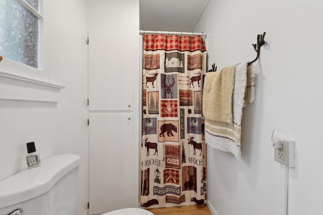 83634 Presidents Ln, Wilsonia, CA 93633 - bathroom featuring wood finished floors and curtained shower