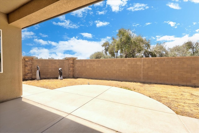602 Pinnacle Dr W, Madera, CA 93636 - fenced backyard with a patio