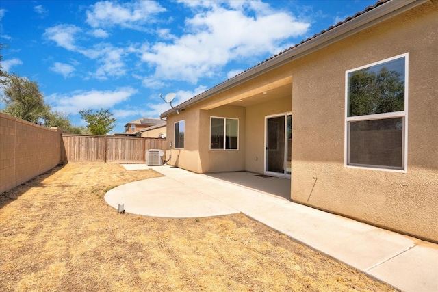 602 Pinnacle Dr W, Madera, CA 93636 - fenced backyard with a patio