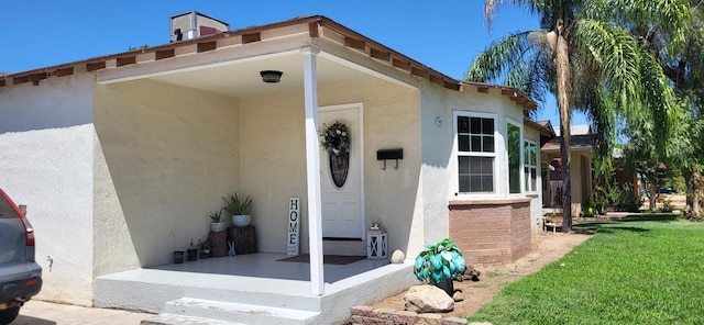 917 E Fountain Way, Fresno, CA 93704 - property entrance with stucco siding and a yard