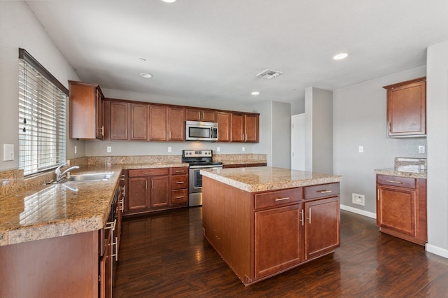 376 S Knox St, Madera, CA 93638 - kitchen featuring stainless steel appliances, dark wood finished floors, light countertops, a center island, and recessed lighting