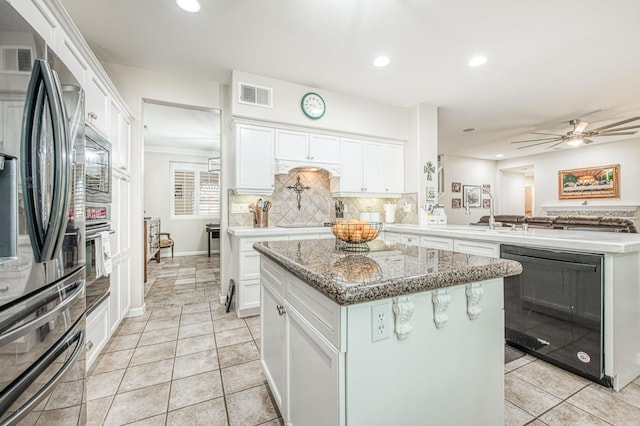 4626 N Arrow Ridge Way, Clovis, CA 93619 - kitchen with black appliances, recessed lighting, backsplash, a kitchen island, and ceiling fan
