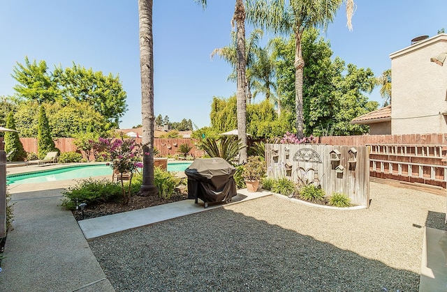 3012 Fairmont Ct, Madera, CA 93637 - fenced backyard with a patio