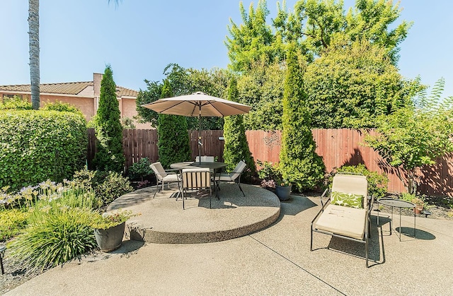 3012 Fairmont Ct, Madera, CA 93637 - fenced backyard featuring a patio area and outdoor dining space