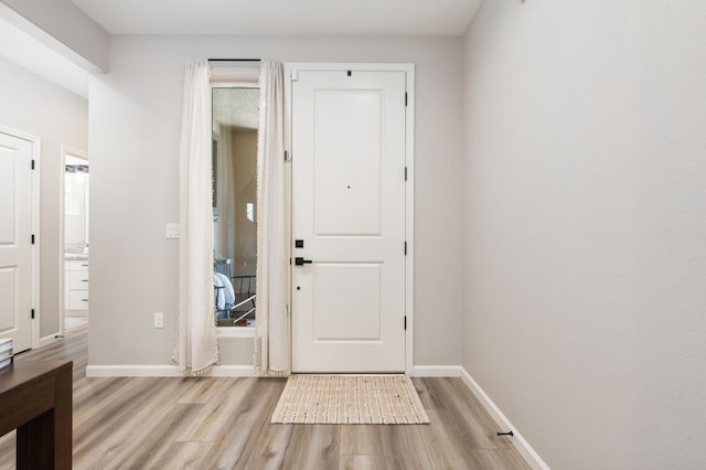 1275 Traverse Dr S, Madera, CA 93636 - foyer featuring light wood-style flooring and baseboards