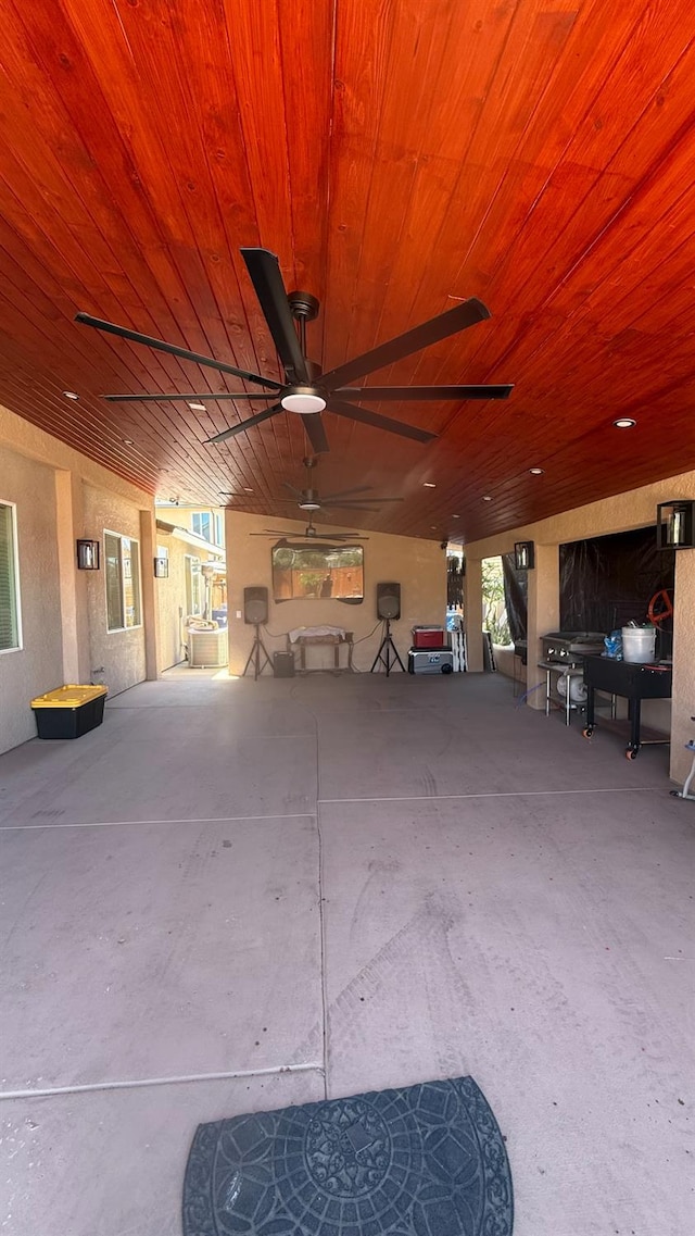 5335 E Hoxie Ave, Fresno, CA 93725 - view of patio / terrace featuring a ceiling fan