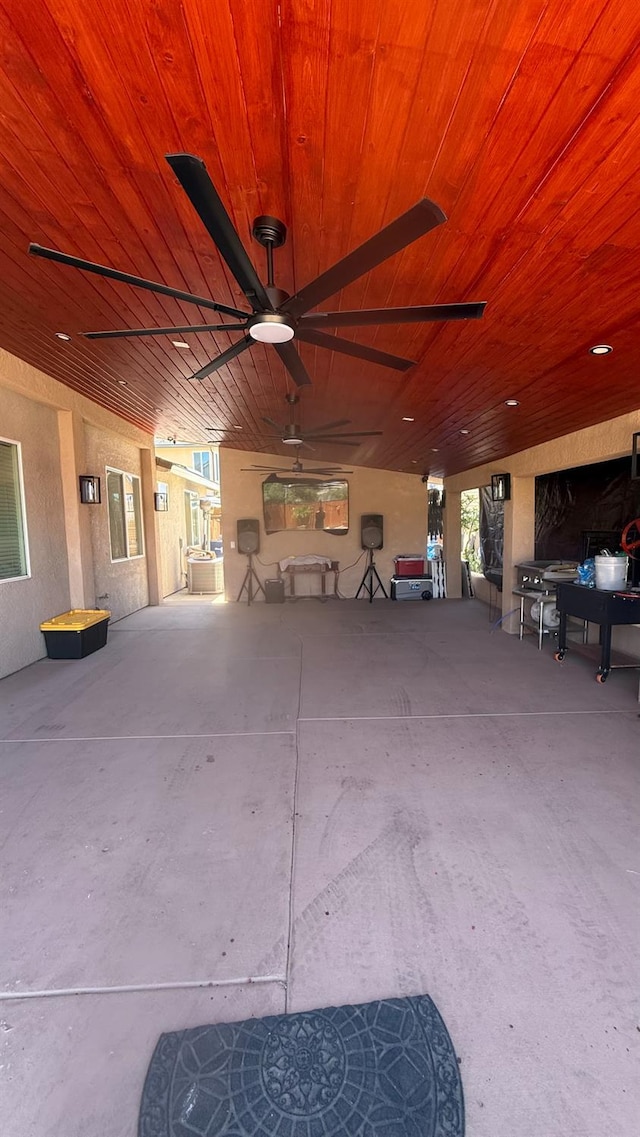 5335 E Hoxie Ave, Fresno, CA 93725 - view of patio / terrace featuring a ceiling fan
