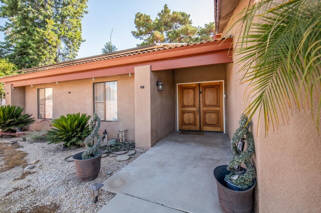 1535 S Homsy Ave, Fresno, CA 93727 - doorway to property featuring stucco siding