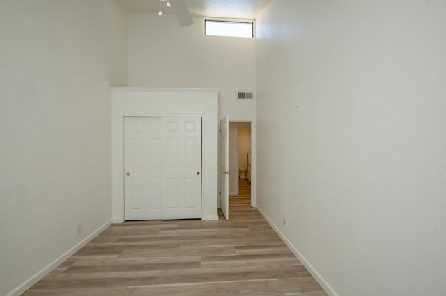 1535 S Homsy Ave, Fresno, CA 93727 - empty room with a high ceiling, light wood-style floors, and ceiling fan