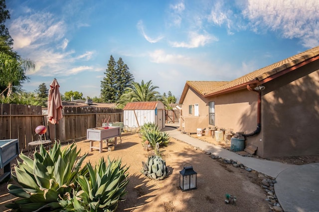 1535 S Homsy Ave, Fresno, CA 93727 - view of yard with a storage unit