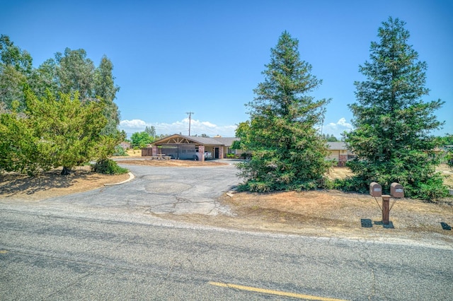 5400 Amber Ave, Clovis, CA 93619 - view of front facade featuring asphalt driveway