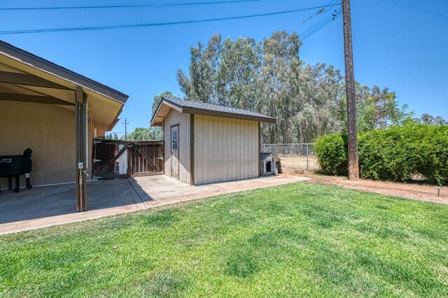 5400 Amber Ave, Clovis, CA 93619 - view of yard featuring a gate, a patio, and an outbuilding
