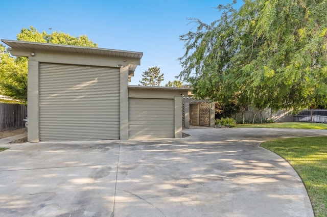 1095 W San Ramon Ave, Fresno, CA 93711 - garage featuring driveway