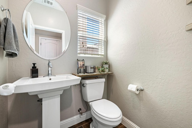 4053 Rialto Ave, Clovis, CA 93619 - bathroom featuring wood finished floors and a textured wall