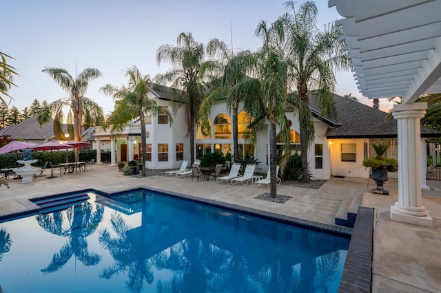 7207 E Bremer Ave, Fresno, CA 93737 - swimming pool with a patio area