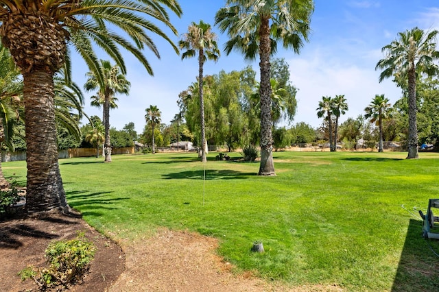 7207 E Bremer Ave, Fresno, CA 93737 - surrounding community featuring a yard