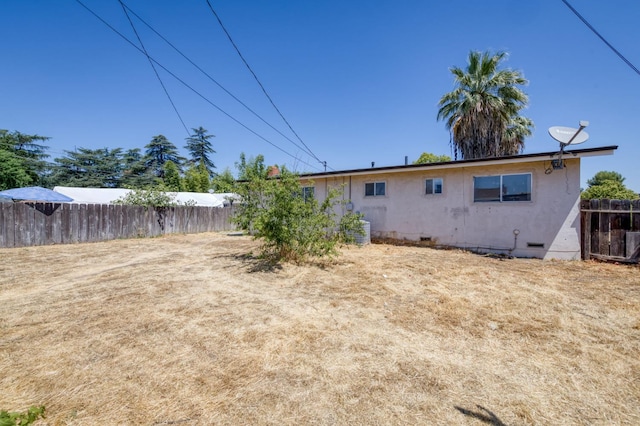 22 Beverly Dr, Clovis, CA 93612 - back of property with crawl space
