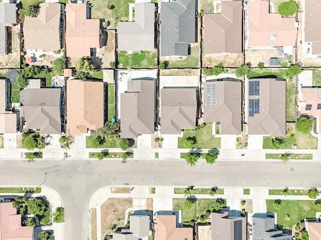 435 E San Pedro St, Merced, CA 95341 - aerial view of property and surrounding area featuring nearby suburban area