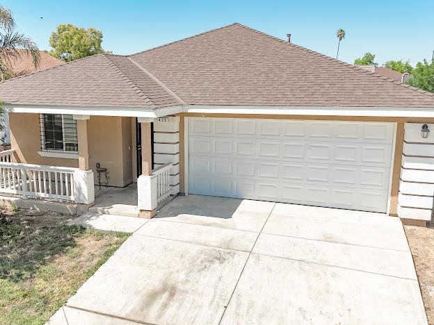 435 E San Pedro St, Merced, CA 95341 - ranch-style home featuring roof with shingles, a garage, driveway, and stucco siding
