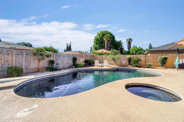 6658 N Thorne Ave, Fresno, CA 93711 - view of swimming pool with an in-ground hot tub, a patio, and a fenced backyard